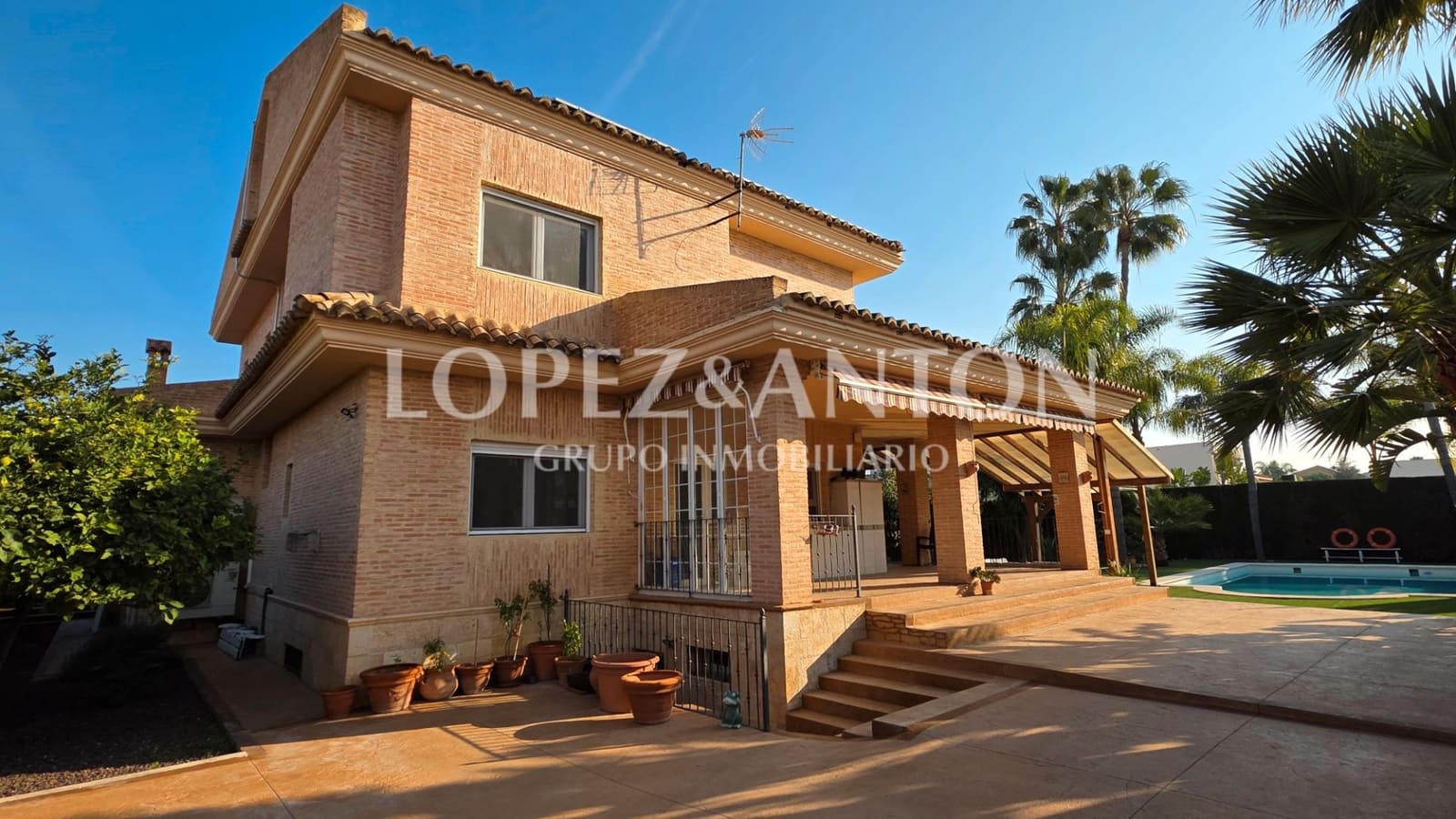 8 Zimmer Villa zu verkaufen in L'Eliana mit Pool Garage - 1.590.000 € (Ref: 9460853)