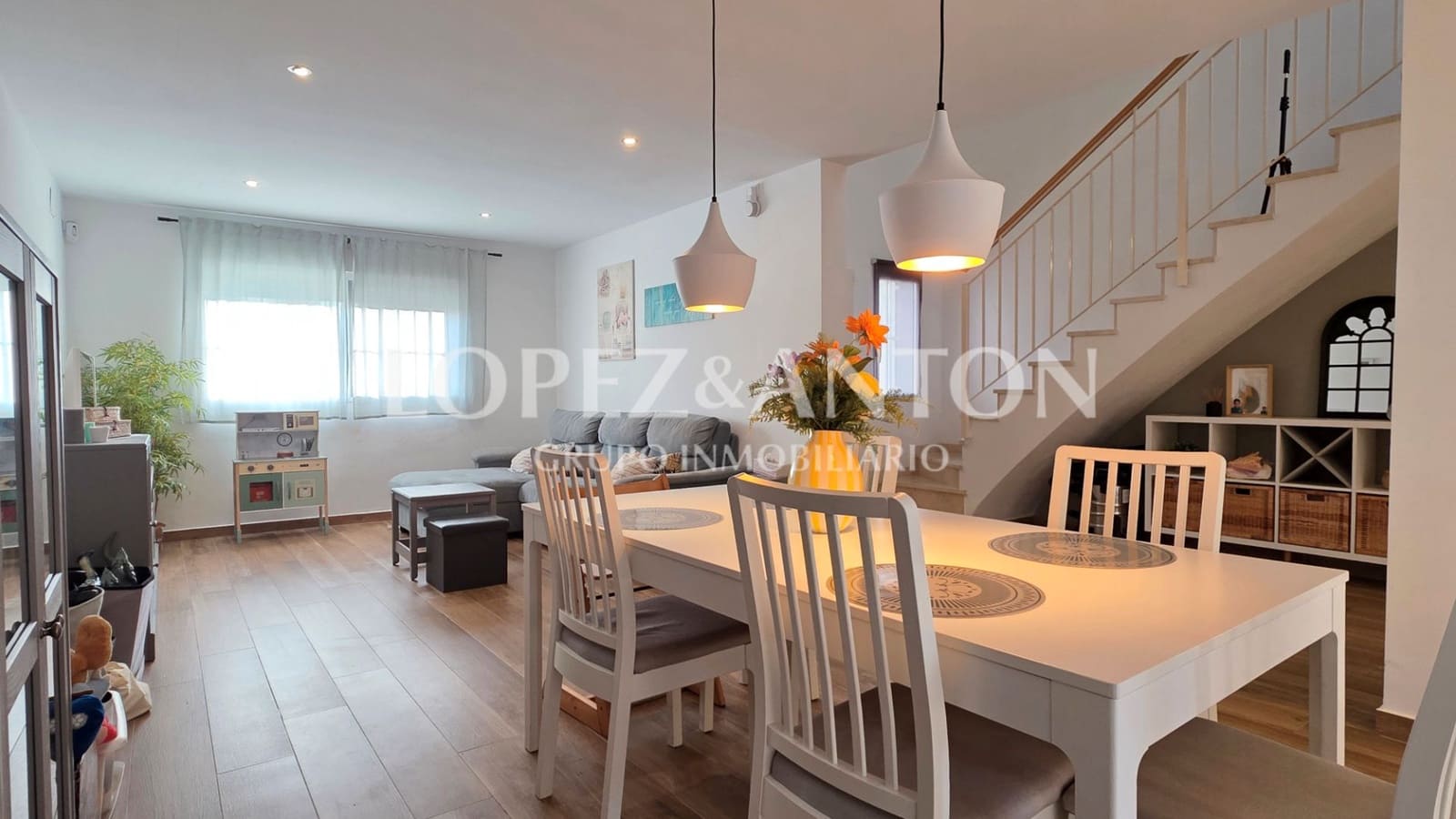 4 makuuhuone Paritalo myytävänä paikassa L'Eliana mukana uima-altaan 
autotalli - 460 000 € (Ref: 9713530)