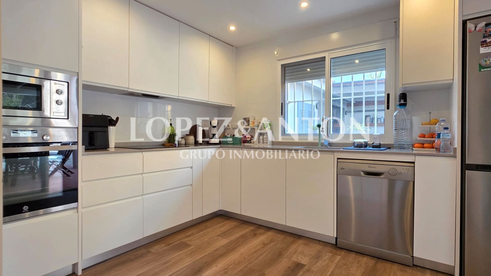 4 makuuhuone Paritalo myytävänä paikassa L'Eliana mukana uima-altaan 
autotalli - 460 000 € (Ref: 9713530)