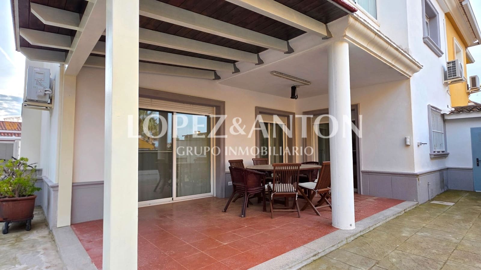 4 makuuhuone Paritalo myytävänä paikassa L'Eliana mukana uima-altaan 
autotalli - 460 000 € (Ref: 9713530)