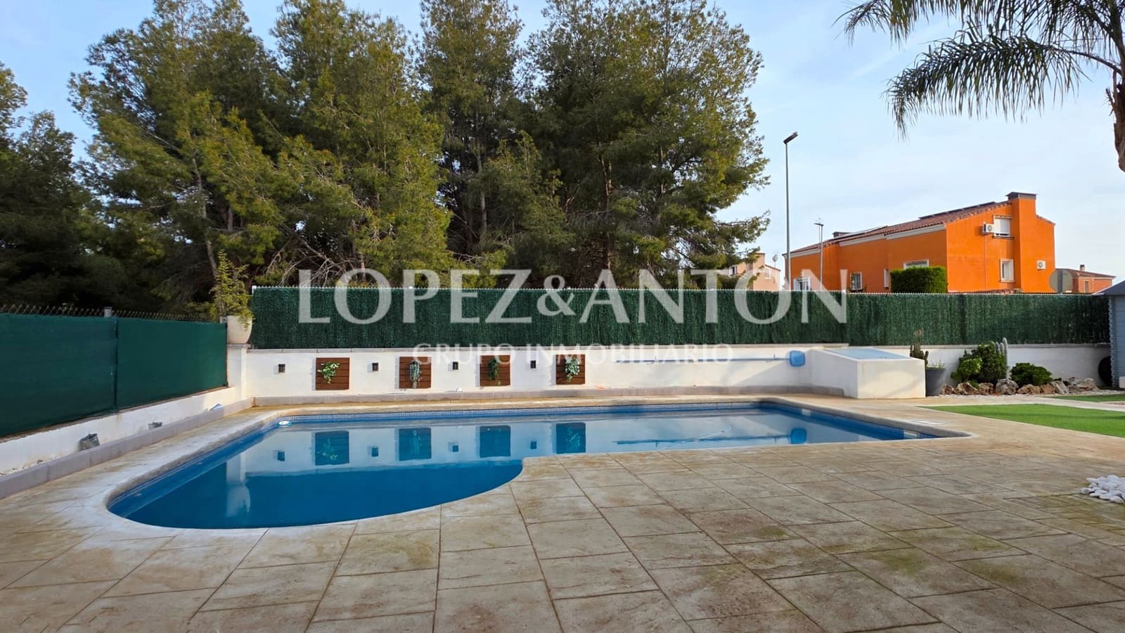 4 makuuhuone Paritalo myytävänä paikassa L'Eliana mukana uima-altaan 
autotalli - 460 000 € (Ref: 9713530)