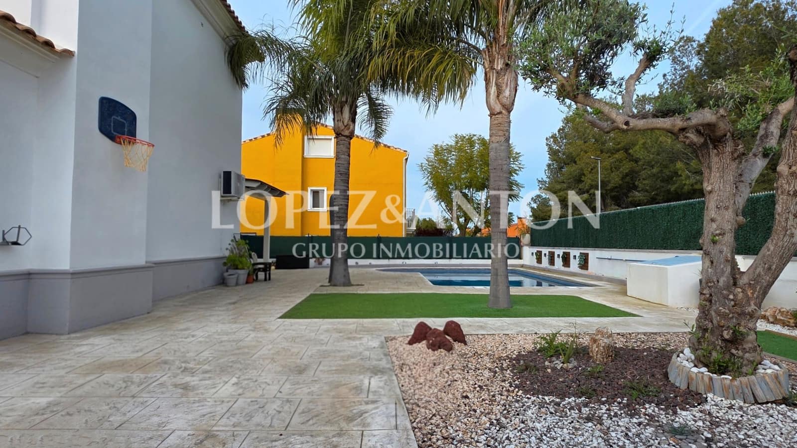 4 makuuhuone Paritalo myytävänä paikassa L'Eliana mukana uima-altaan 
autotalli - 460 000 € (Ref: 9713530)