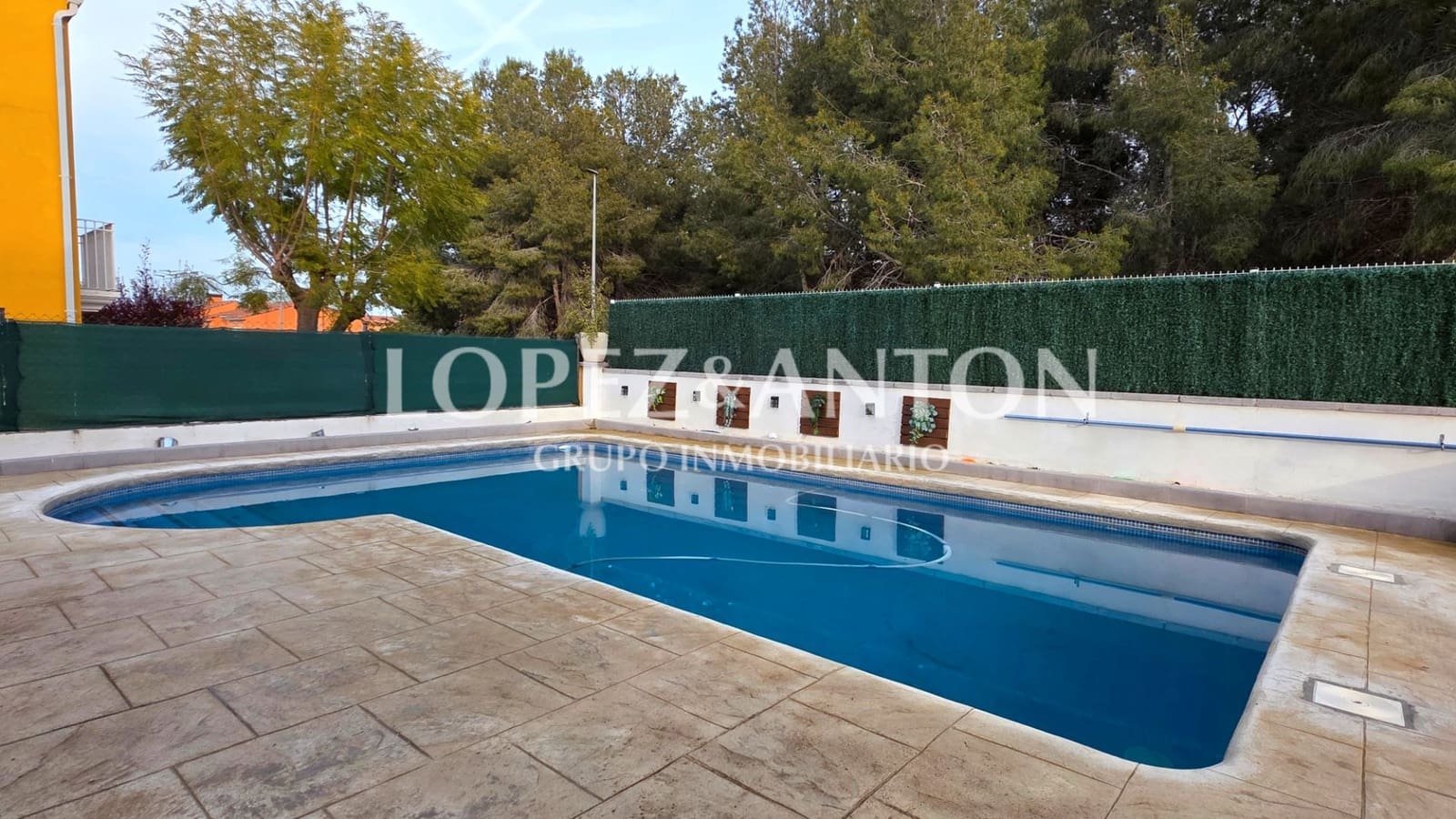 4 makuuhuone Paritalo myytävänä paikassa L'Eliana mukana uima-altaan 
autotalli - 460 000 € (Ref: 9713530)