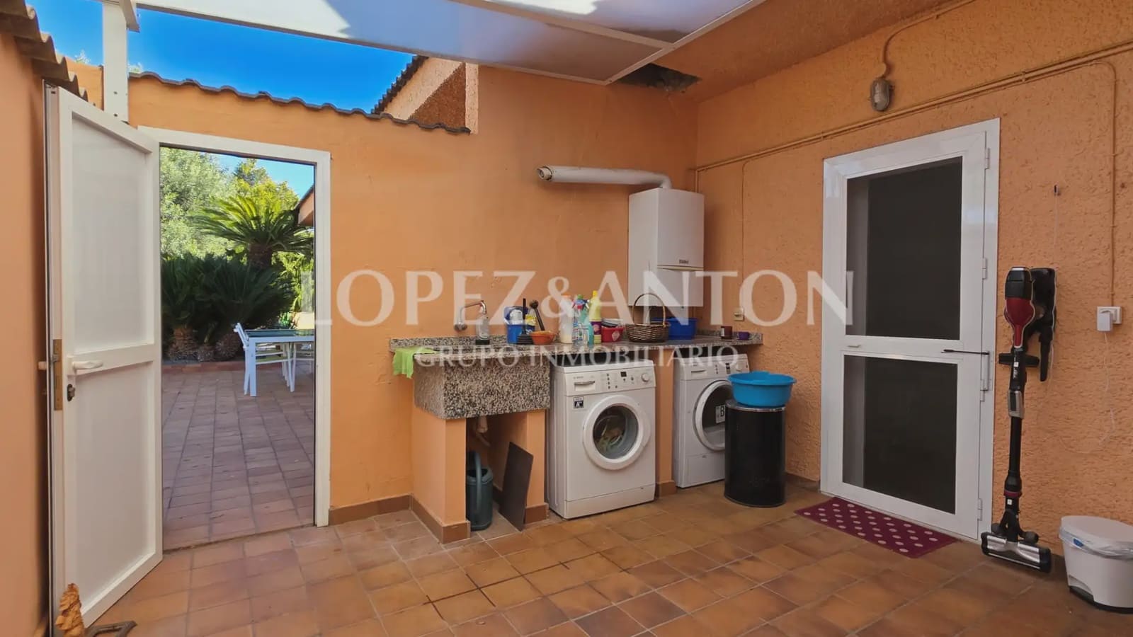 6 bedroom Villa for sale in La Pobla de Vallbona with pool garage - € 725,000 (Ref: 9733420)