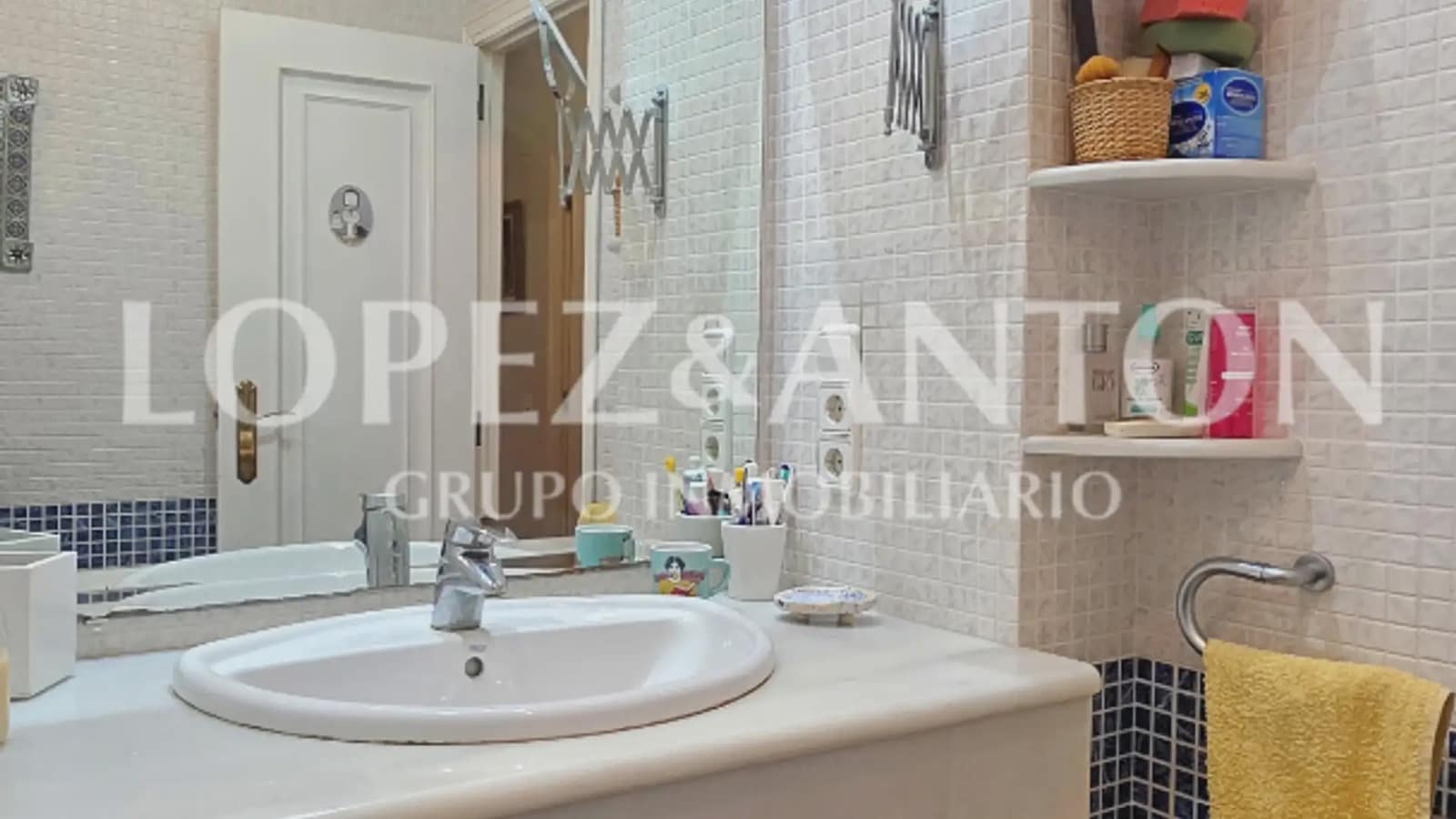 6 bedroom Villa for sale in La Pobla de Vallbona with pool garage - € 725,000 (Ref: 9733420)