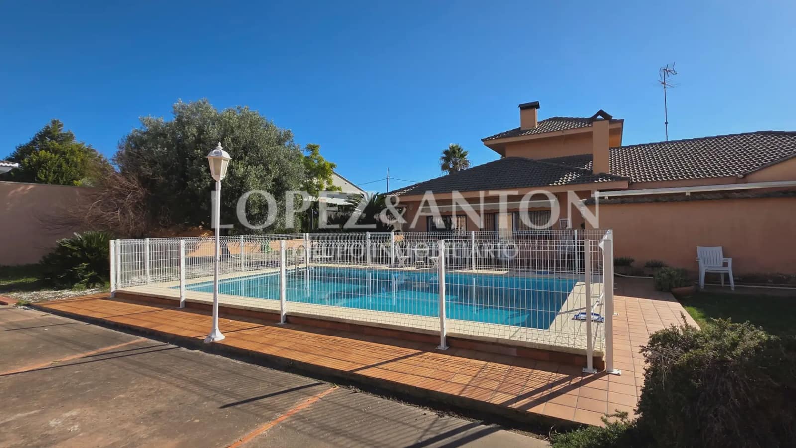 6 bedroom Villa for sale in La Pobla de Vallbona with pool garage - € 725,000 (Ref: 9733420)