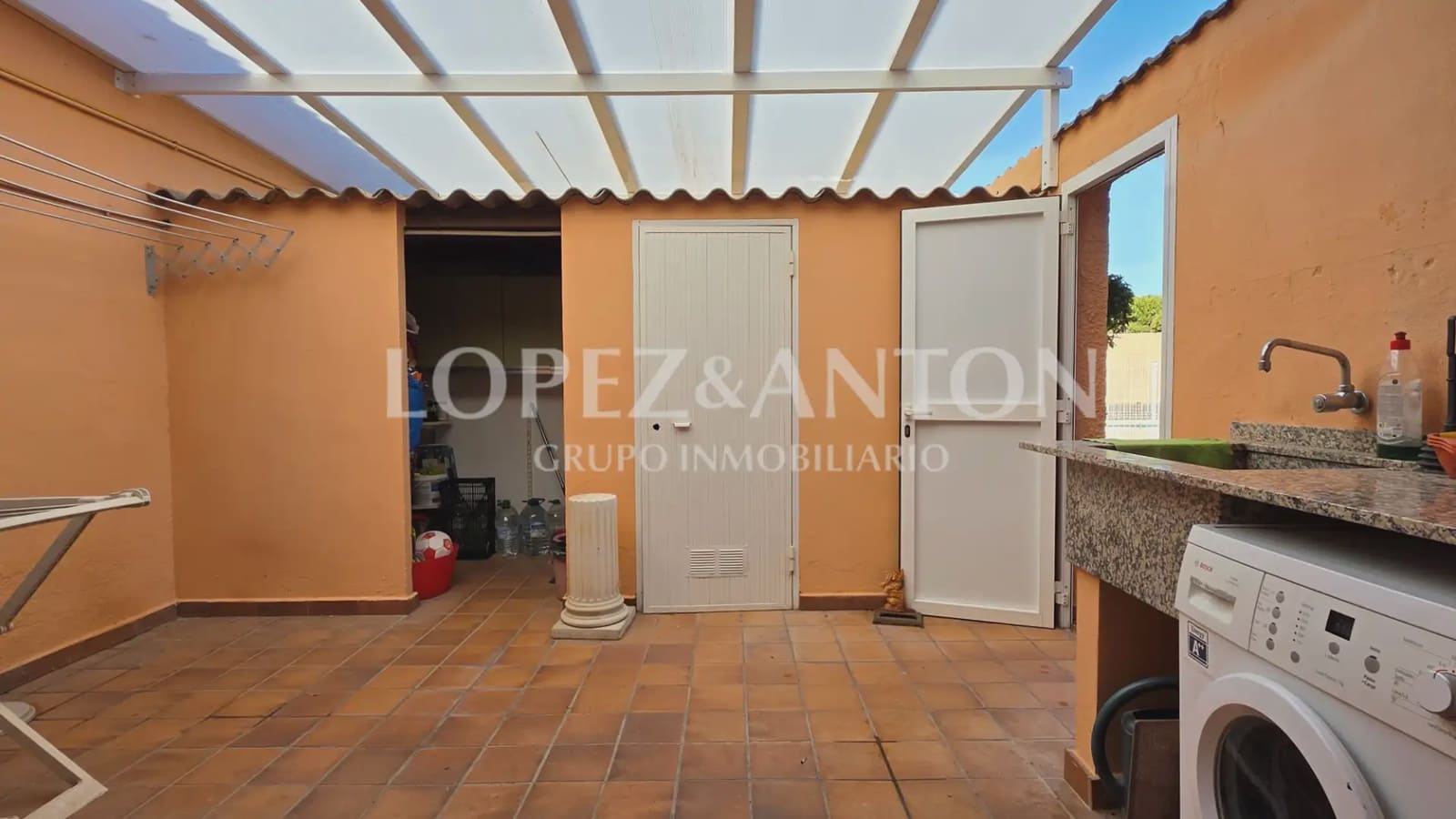 6 bedroom Villa for sale in La Pobla de Vallbona with pool garage - € 725,000 (Ref: 9733420)