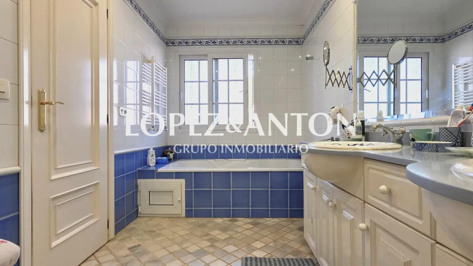 6 bedroom Villa for sale in La Pobla de Vallbona with pool garage - € 725,000 (Ref: 9733420)