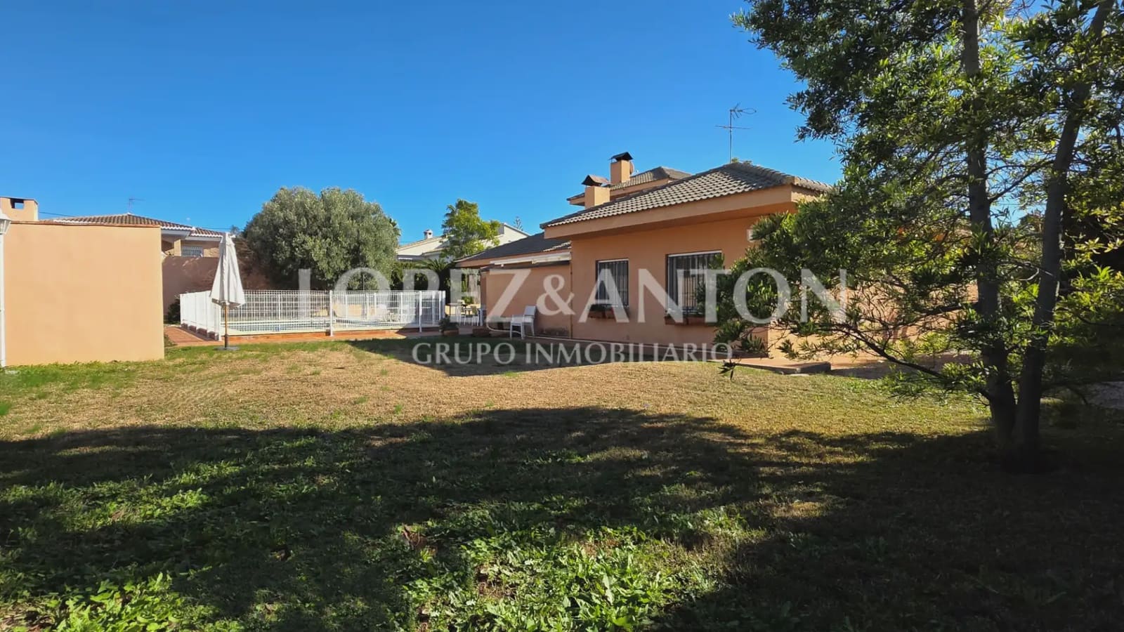 6 bedroom Villa for sale in La Pobla de Vallbona with pool garage - € 725,000 (Ref: 9733420)