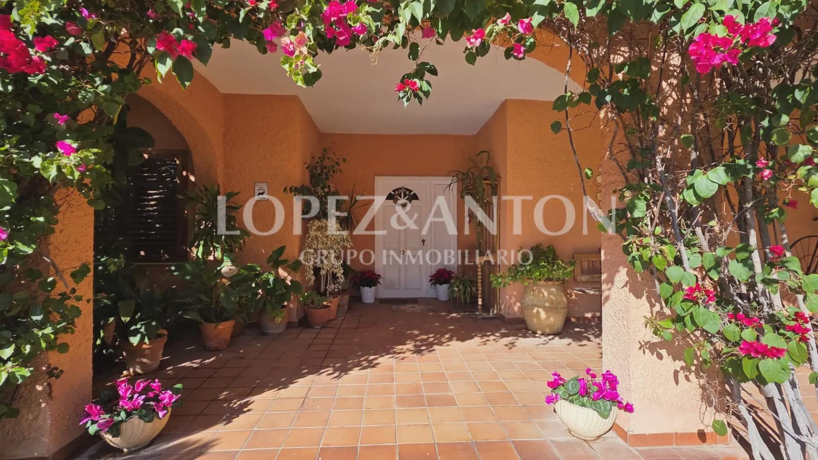 6 bedroom Villa for sale in La Pobla de Vallbona with pool garage - € 725,000 (Ref: 9733420)