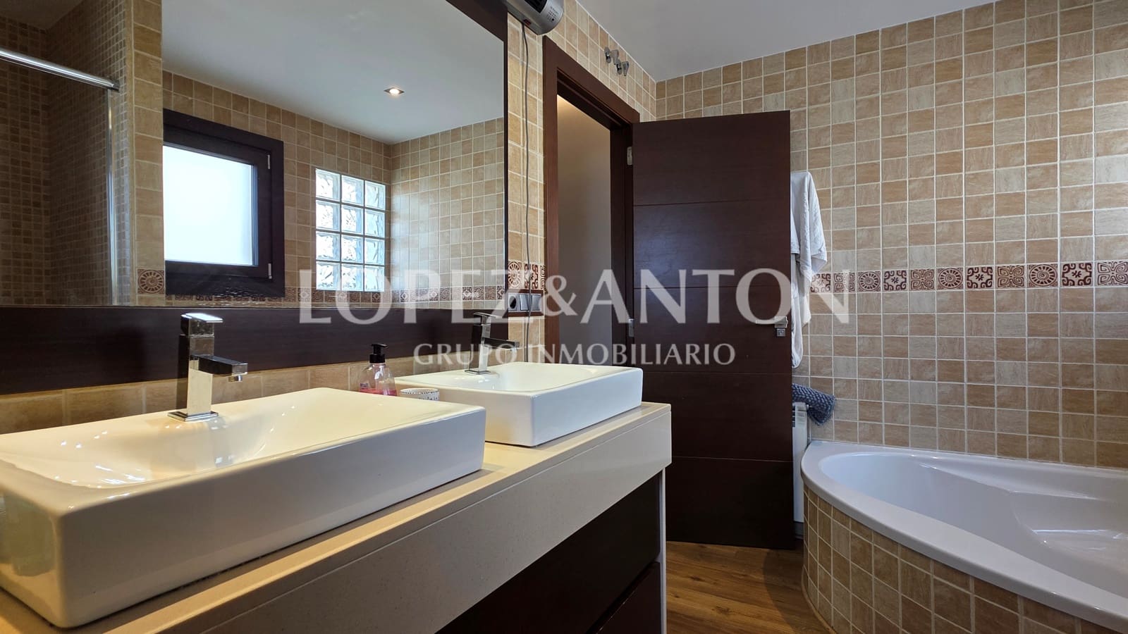 3 bedroom Villa for sale in San Antonio de Benageber with pool garage - € 650,000 (Ref: 9918668)