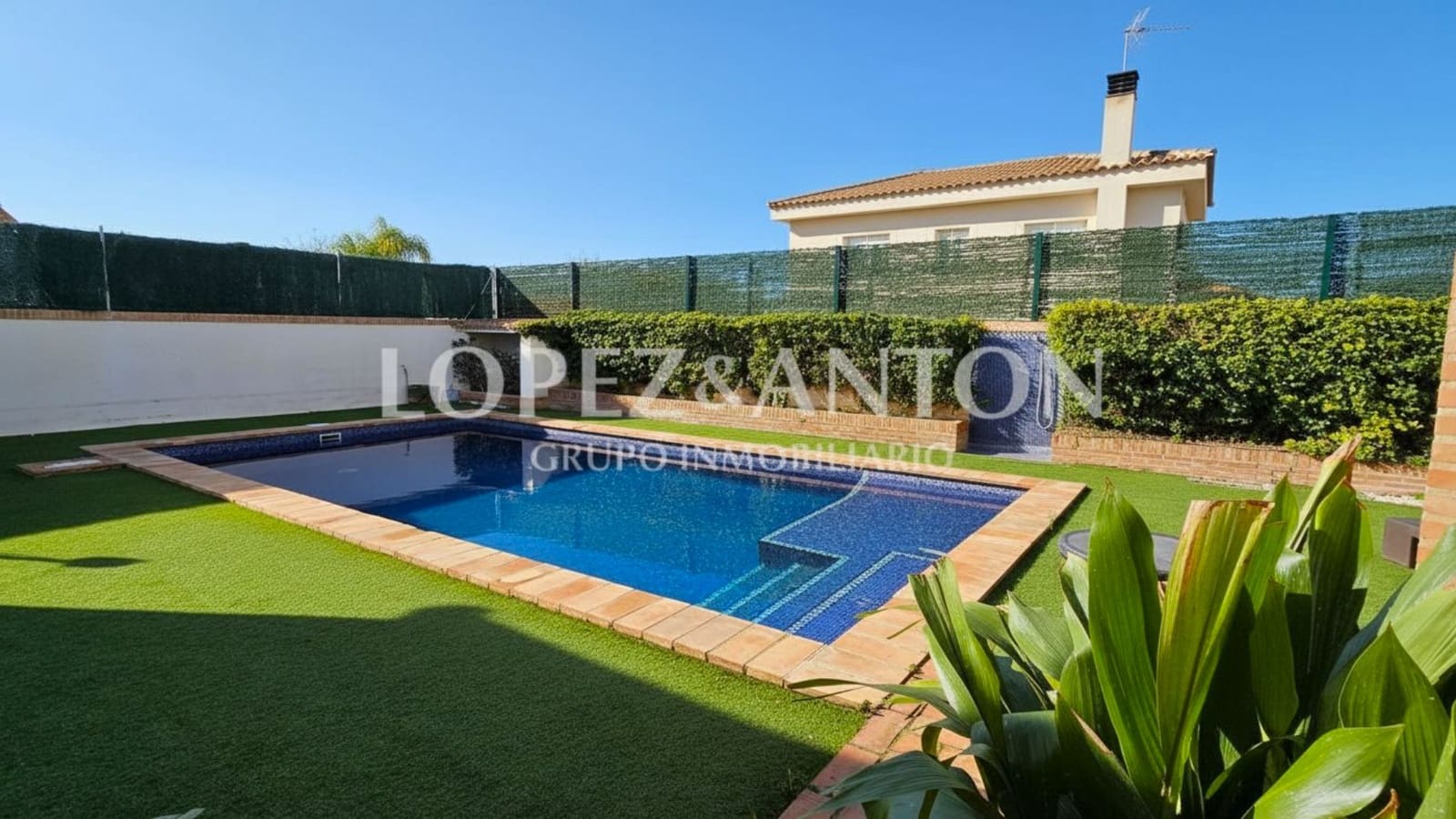 3 bedroom Villa for sale in San Antonio de Benageber with pool garage - € 650,000 (Ref: 9918668)