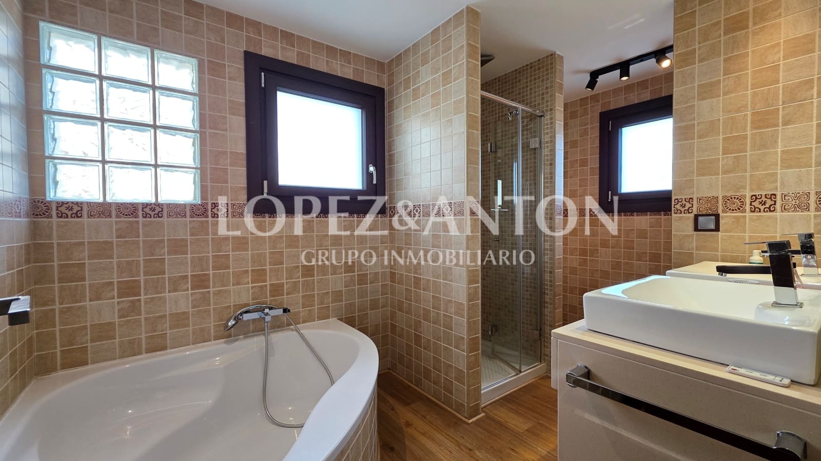 3 bedroom Villa for sale in San Antonio de Benageber with pool garage - € 650,000 (Ref: 9918668)