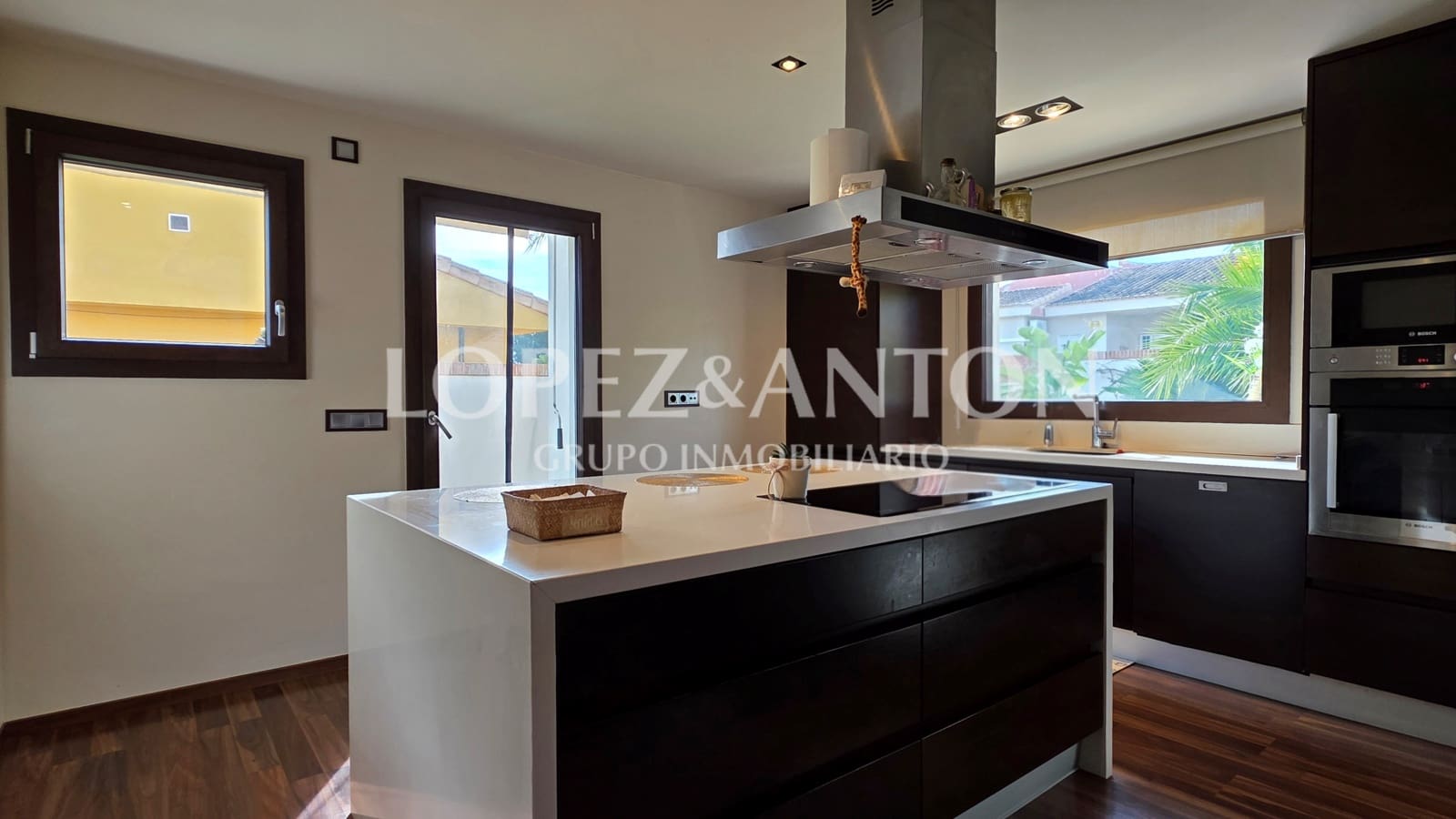 3 bedroom Villa for sale in San Antonio de Benageber with pool garage - € 650,000 (Ref: 9918668)