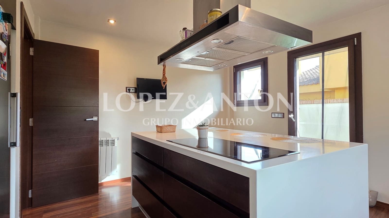 3 bedroom Villa for sale in San Antonio de Benageber with pool garage - € 650,000 (Ref: 9918668)