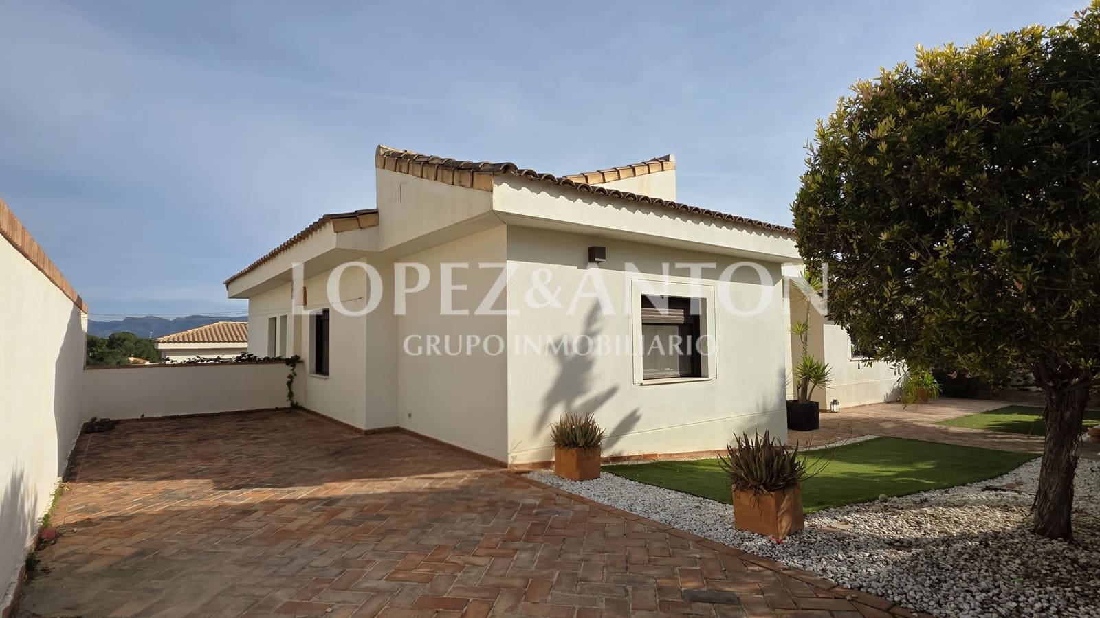 3 bedroom Villa for sale in San Antonio de Benageber with pool garage - € 650,000 (Ref: 9918668)