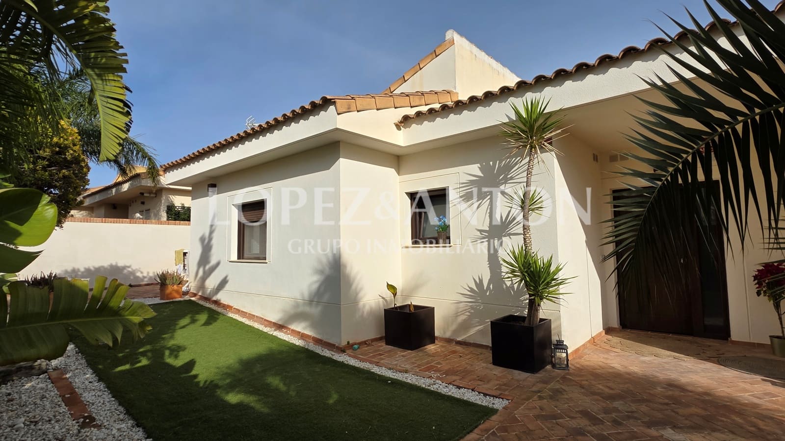 3 bedroom Villa for sale in San Antonio de Benageber with pool garage - € 650,000 (Ref: 9918668)