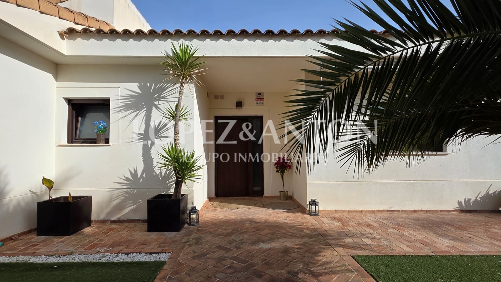 3 bedroom Villa for sale in San Antonio de Benageber with pool garage - € 650,000 (Ref: 9918668)
