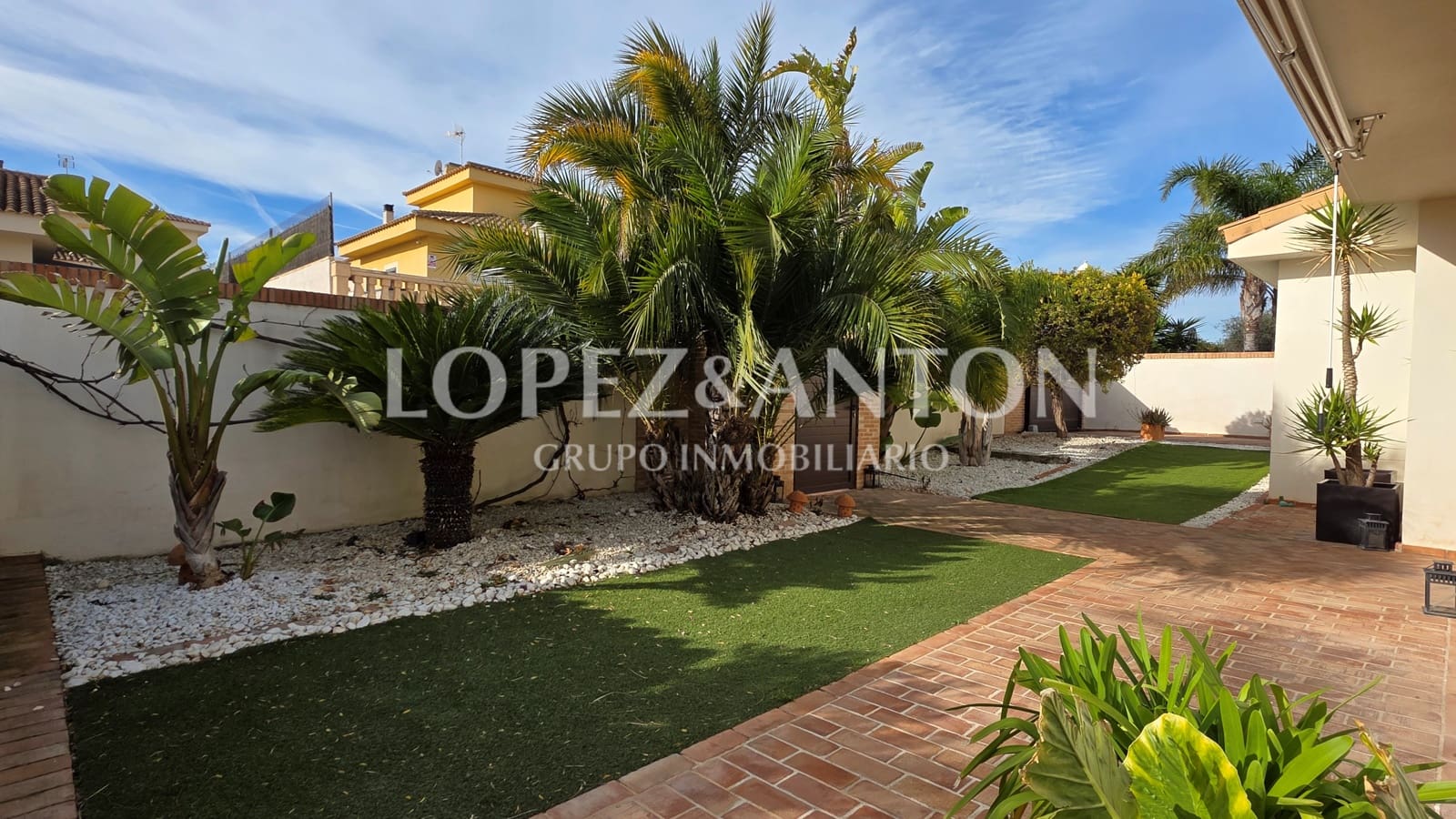 3 bedroom Villa for sale in San Antonio de Benageber with pool garage - € 650,000 (Ref: 9918668)