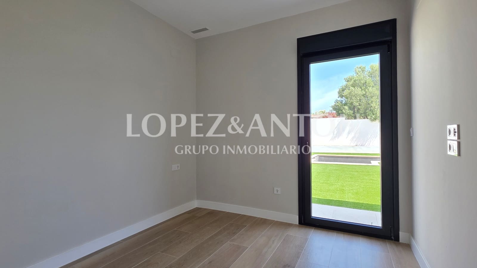 4 soveværelse Villa til salg i L'Eliana med swimmingpool garage - € 950.000 (Ref: 9944914)