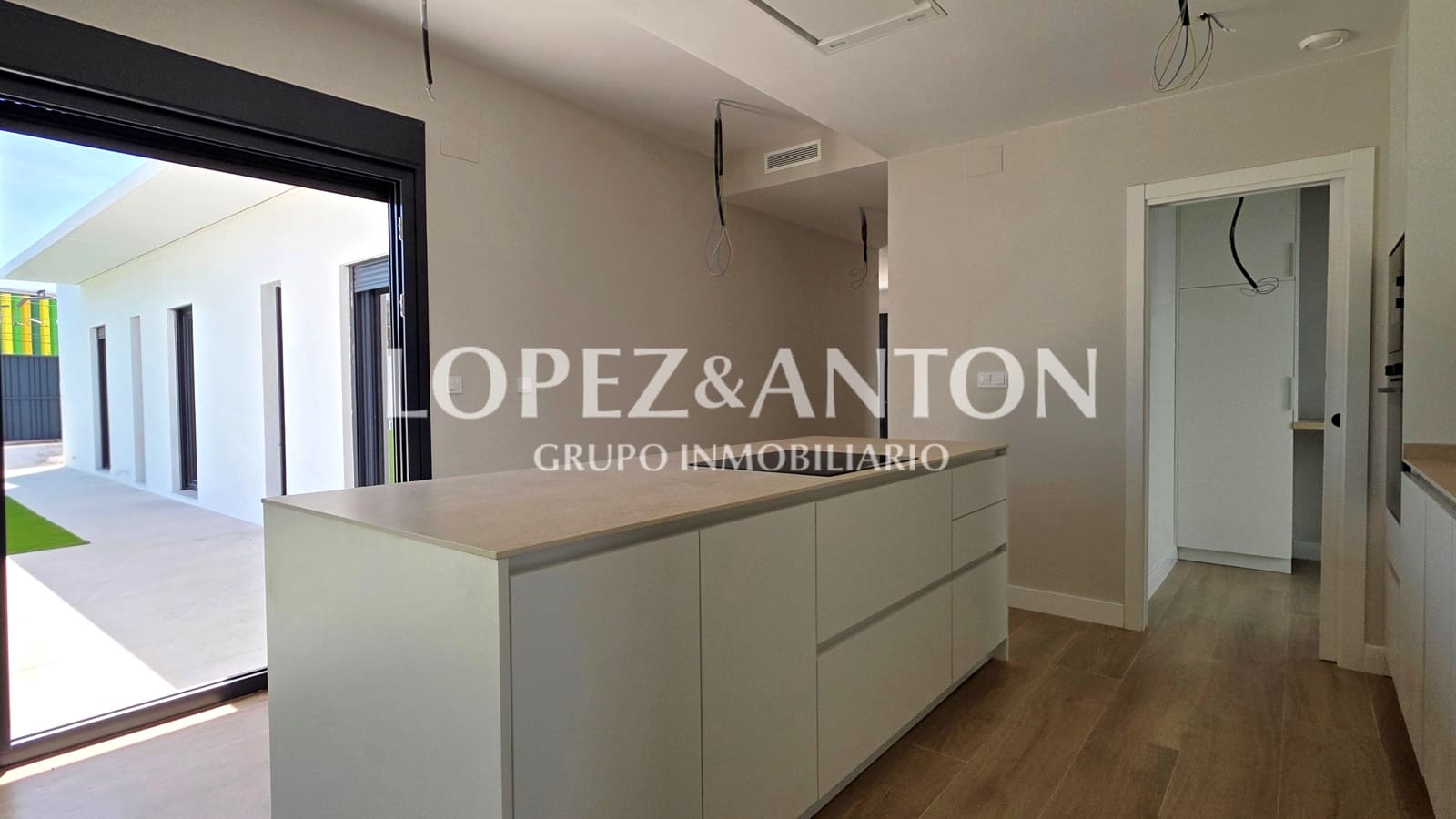 4 Zimmer Villa zu verkaufen in L'Eliana mit Pool Garage - 950.000 € (Ref: 9973795)
