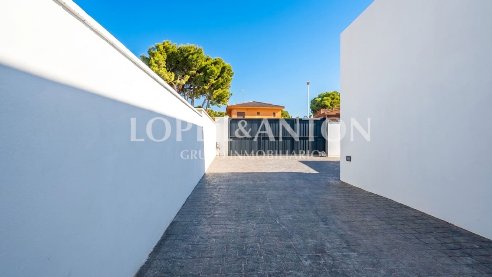 4 Zimmer Villa zu verkaufen in L'Eliana mit Pool Garage - 950.000 € (Ref: 9973795)