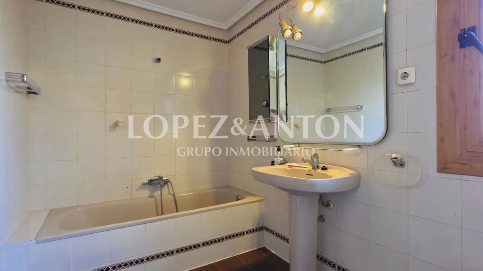 Chalet de 4 habitaciones en San Antonio de Benagéber en venta con piscina garaje - 490.000 € (Ref: 9981239)