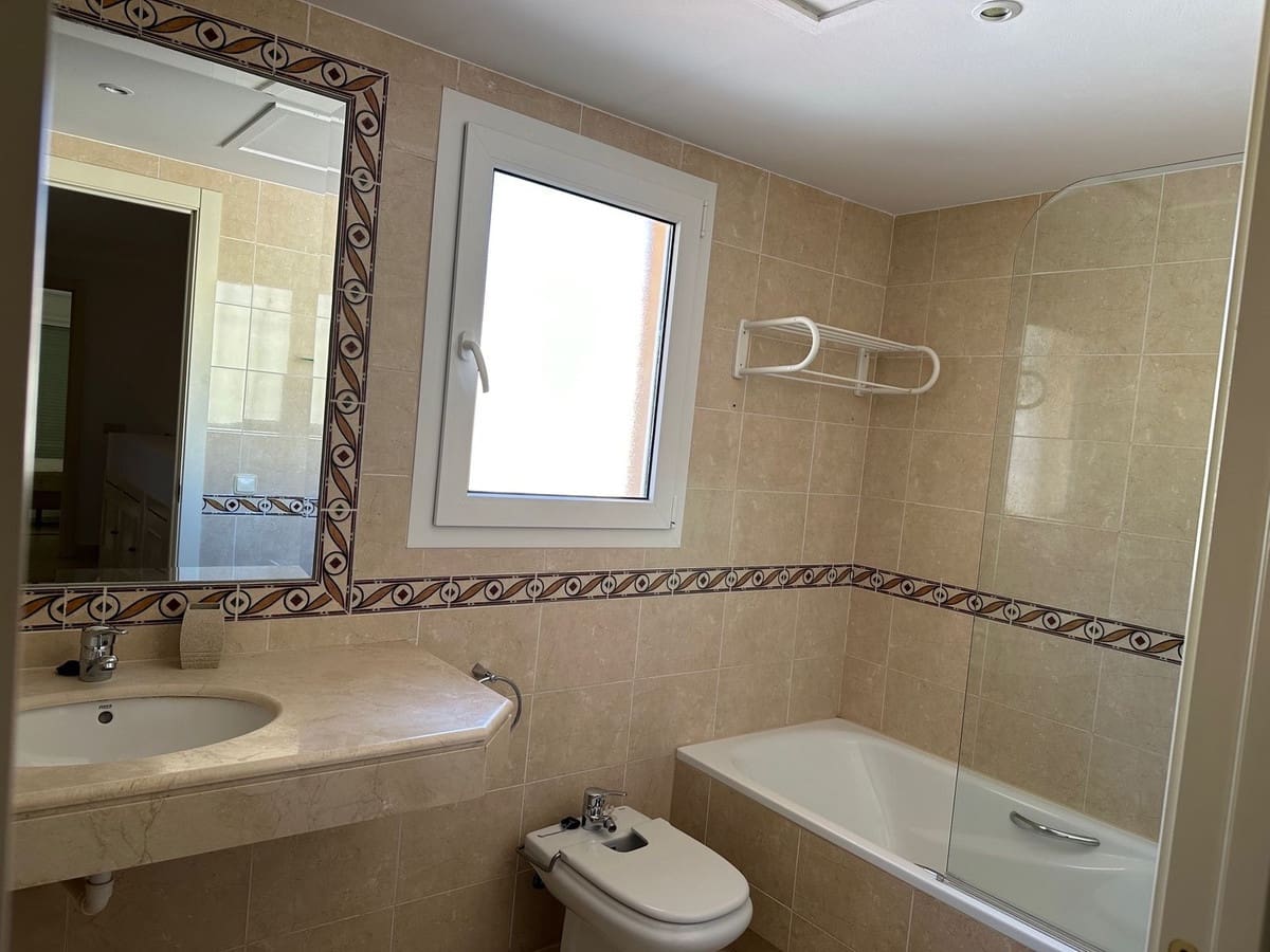 3 soverom Kjedet enebolig til leie i Riviera del Sol - € 2 000 (Ref: 8506157)