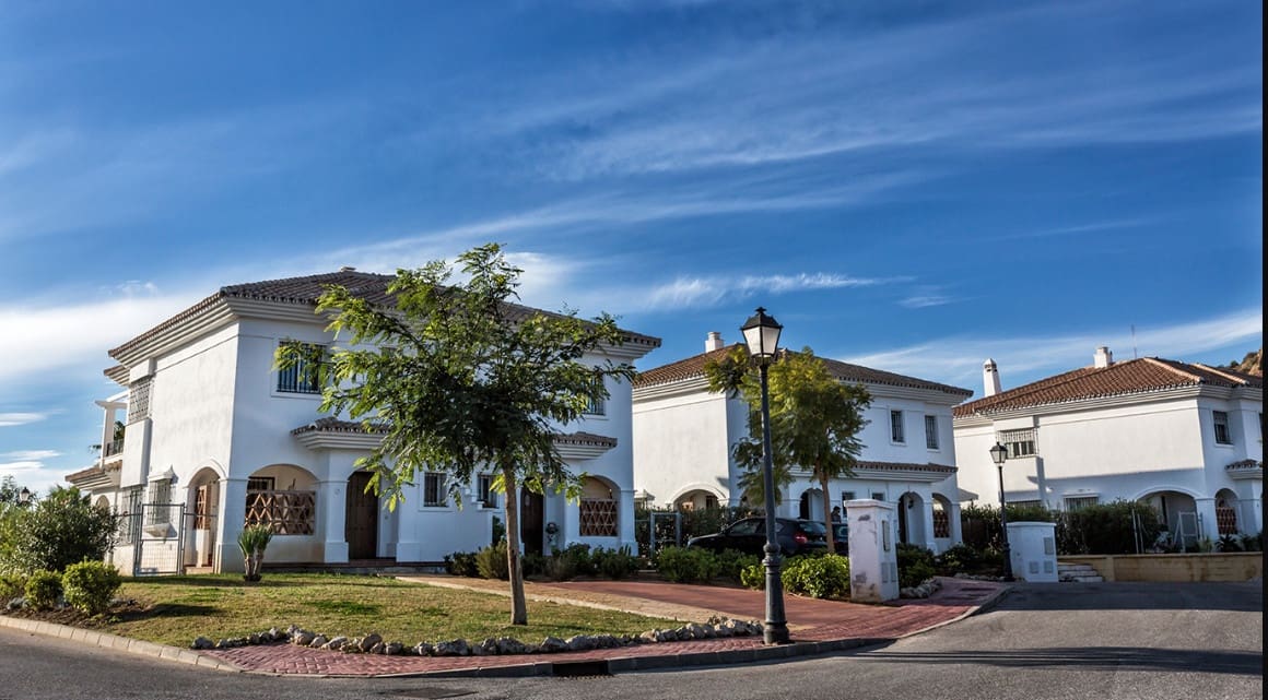 3 soveværelse Semi-Rækkehus til leje i Riviera del Sol med swimmingpool garage - € 2.000 (Ref: 8506163)