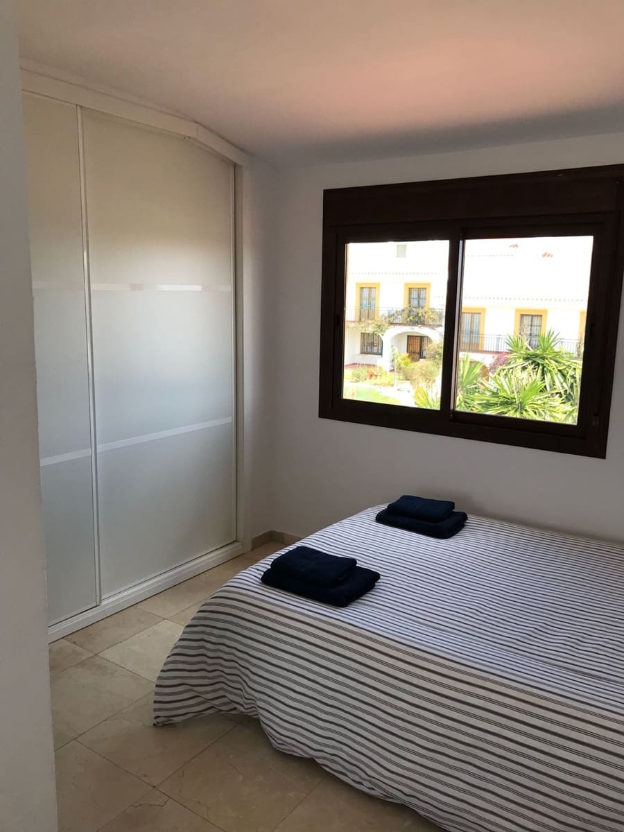 2 soveværelse Byhus til leje i Calypso med swimmingpool - € 1.300 (Ref: 8506168)