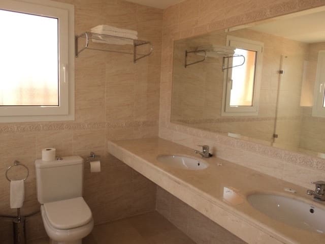 3 soveværelse Semi-Rækkehus til leje i Riviera del Sol, Mijas med swimmingpool garage - € 2.000 (Ref: 8506298)