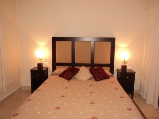 3 soveværelse Semi-Rækkehus til leje i Riviera del Sol, Mijas med swimmingpool garage - € 2.000 (Ref: 8506298)