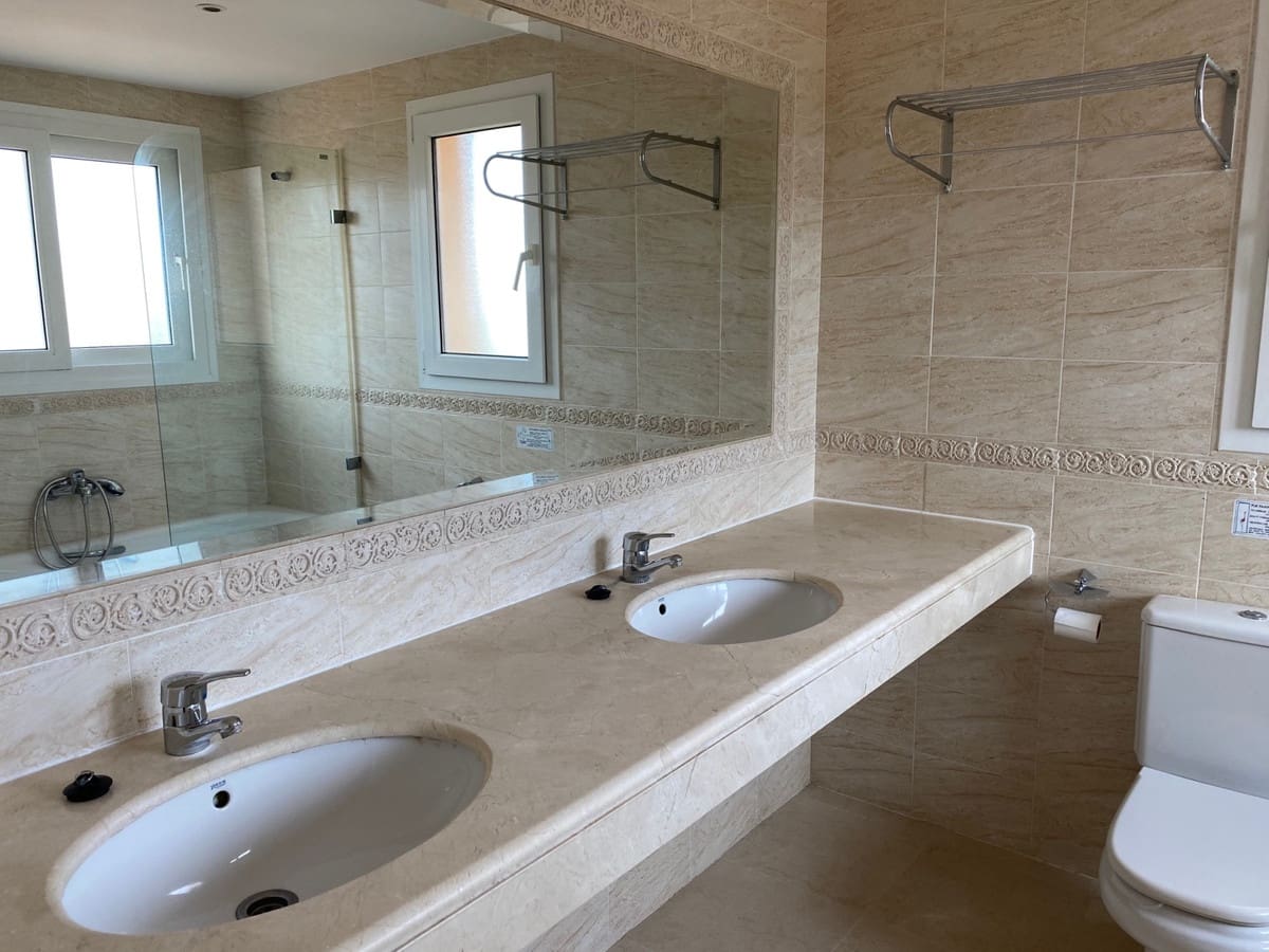 3 soveværelse Byhus til leje i Riviera del Sol med swimmingpool garage - € 2.000 (Ref: 8510571)