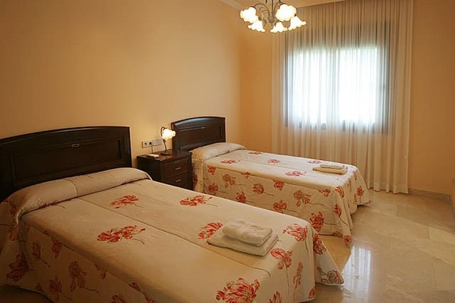 Chalet de 4 habitaciones en Mijas Golf, Mijas en venta con piscina garaje - 1.500.000 € (Ref: 8528231)