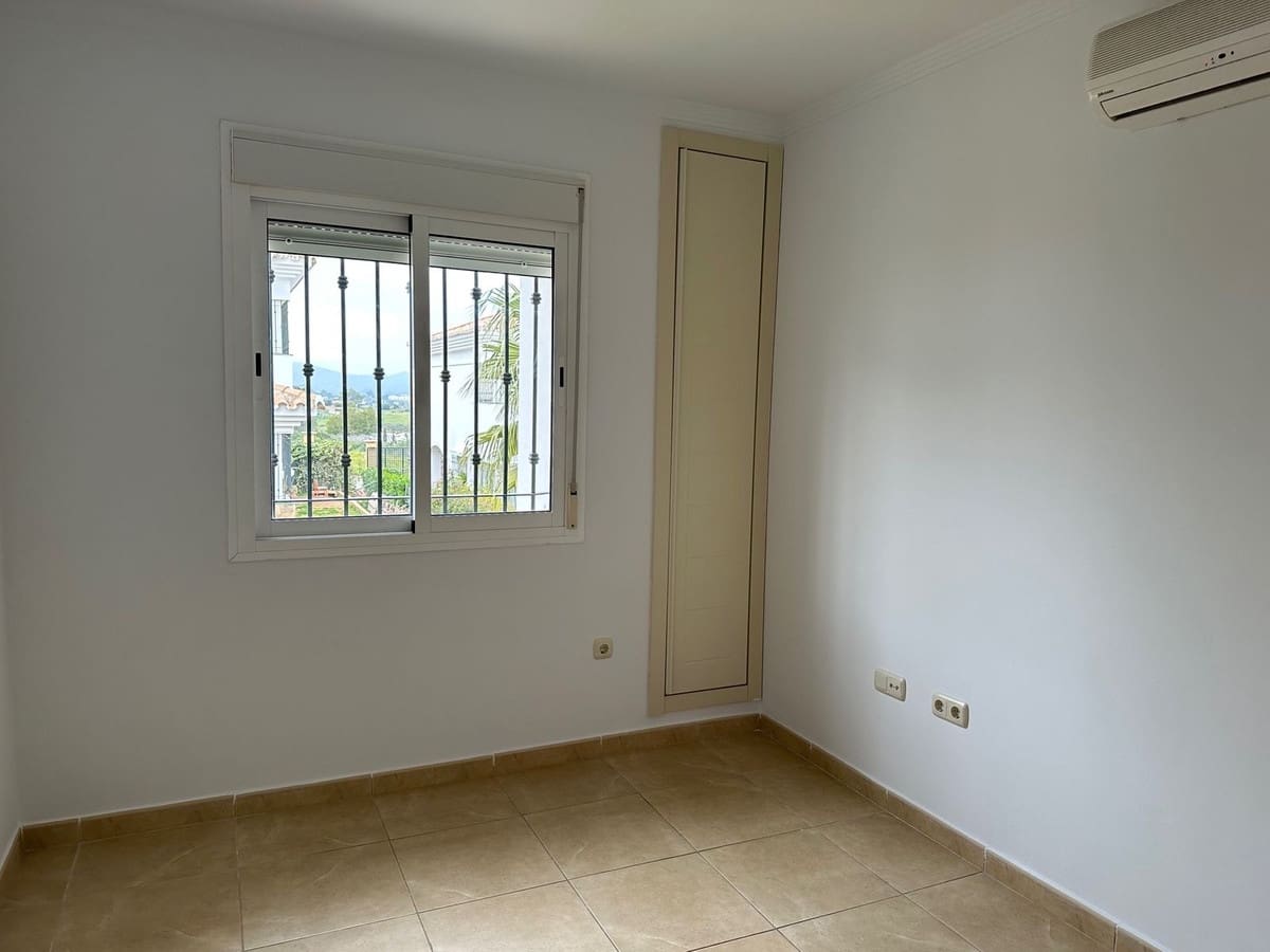 3 quarto Moradia Geminada para arrendar em Riviera del Sol com piscina garagem - 2 000 € (Ref: 8751764)