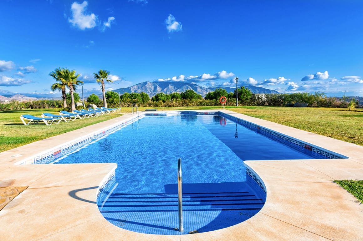 3 quarto Moradia Geminada para arrendar em Riviera del Sol com piscina garagem - 2 000 € (Ref: 8751764)