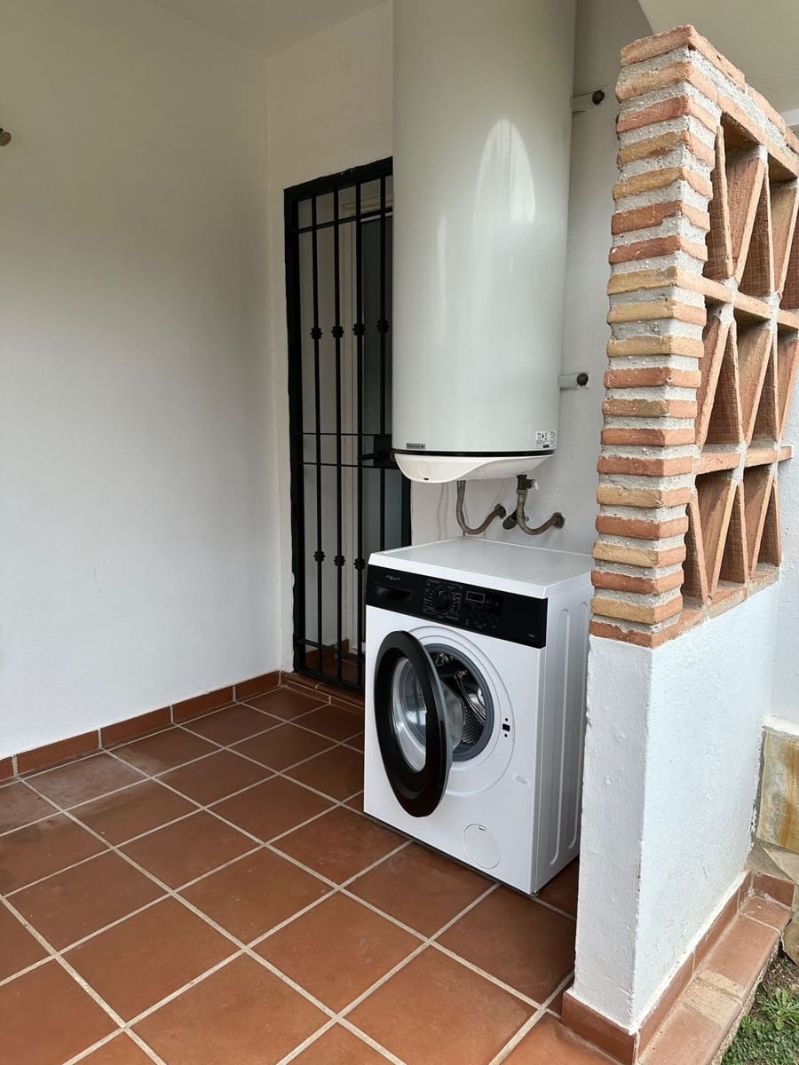 3 quarto Moradia Geminada para arrendar em Riviera del Sol com piscina garagem - 2 000 € (Ref: 8751764)