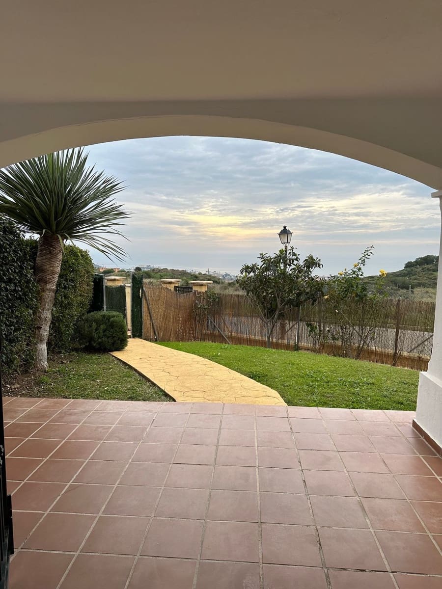 3 quarto Moradia Geminada para arrendar em Riviera del Sol com piscina garagem - 2 000 € (Ref: 8751764)