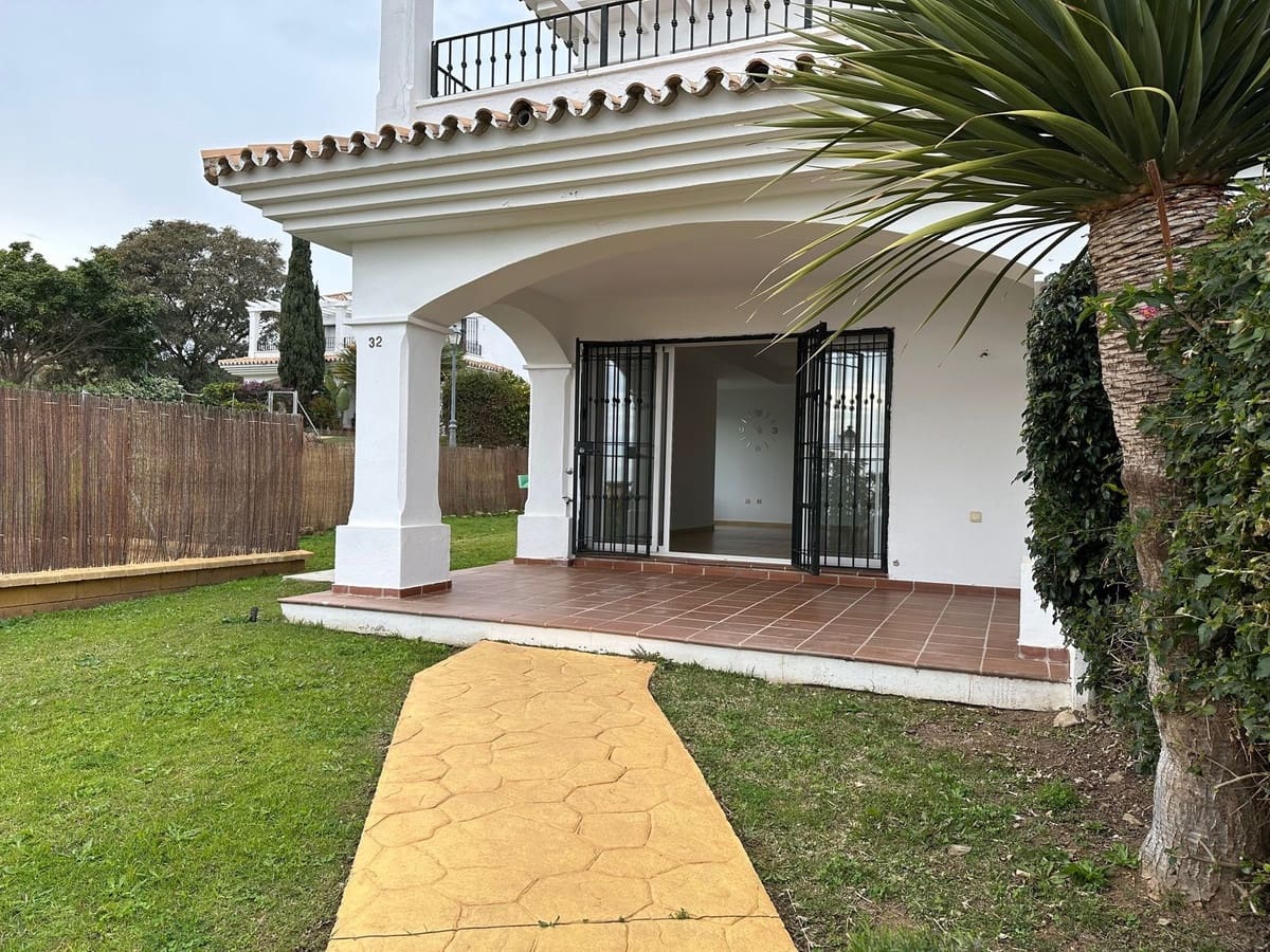 3 quarto Moradia Geminada para arrendar em Riviera del Sol com piscina garagem - 2 000 € (Ref: 8751764)