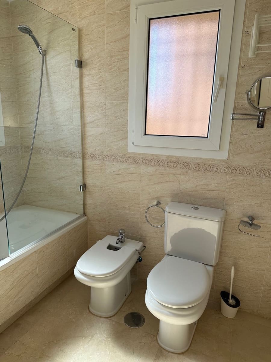 3 soveværelse Semi-Rækkehus til leje i Riviera del Sol med swimmingpool garage - € 2.000 (Ref: 8837967)