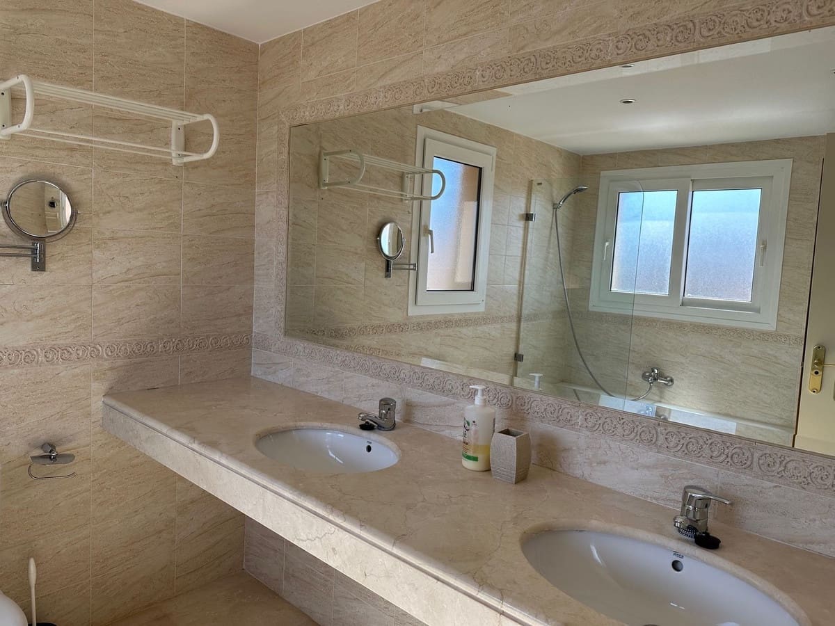 3 soveværelse Semi-Rækkehus til leje i Riviera del Sol med swimmingpool garage - € 2.000 (Ref: 8837967)