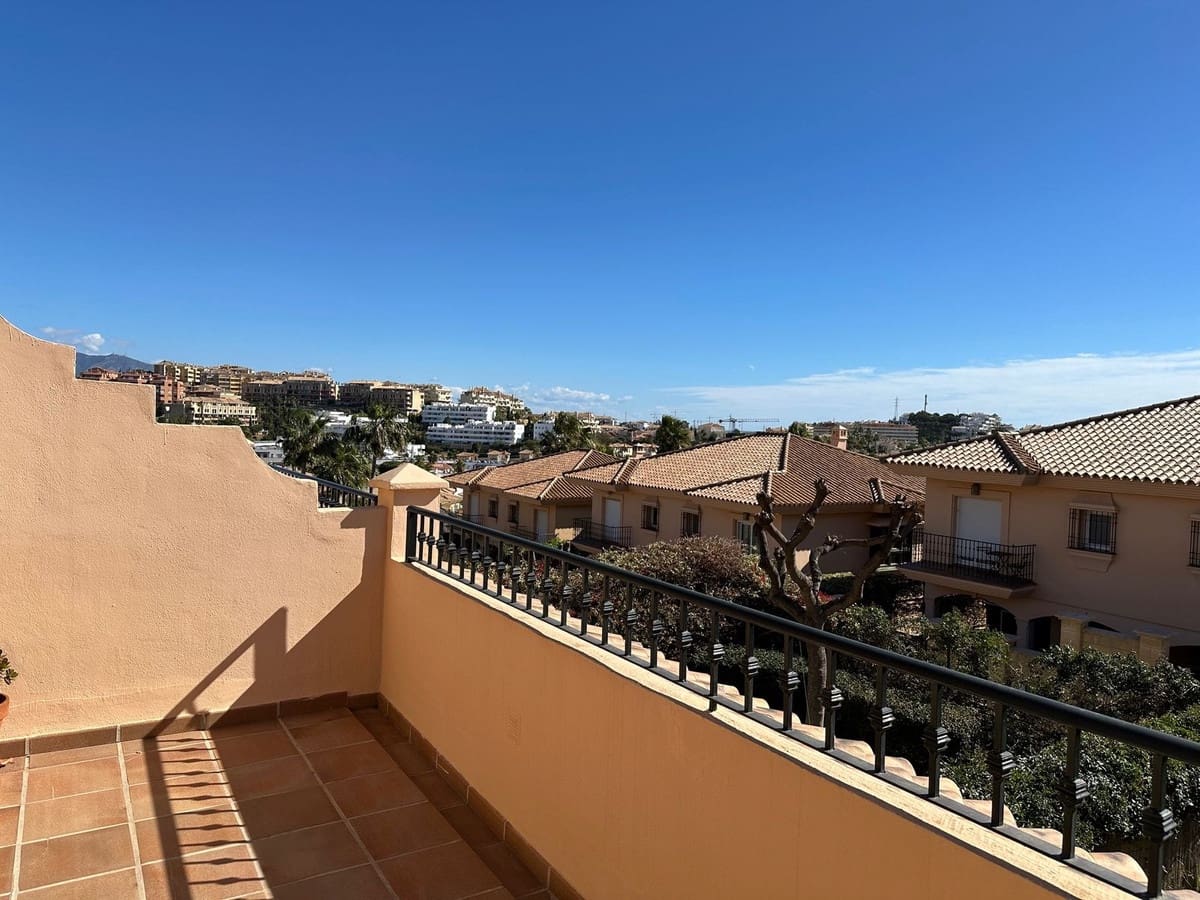 3 soveværelse Semi-Rækkehus til leje i Riviera del Sol med swimmingpool garage - € 2.000 (Ref: 8837967)