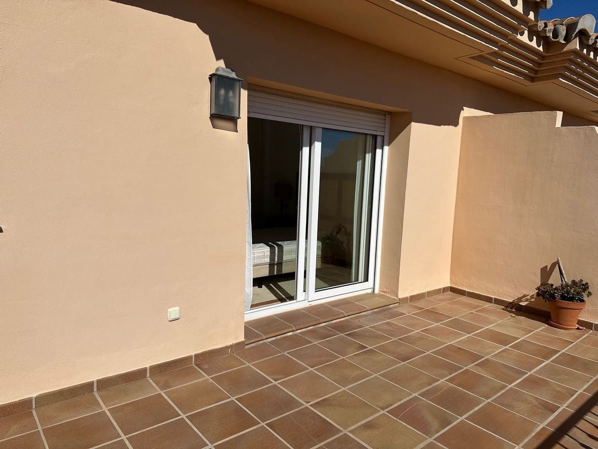 3 soveværelse Semi-Rækkehus til leje i Riviera del Sol med swimmingpool garage - € 2.000 (Ref: 8837967)