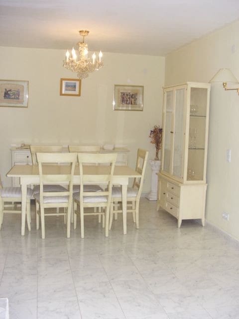 2 soveværelse Byhus til salg i El Rosario med garage - € 690.000 (Ref: 8850535)