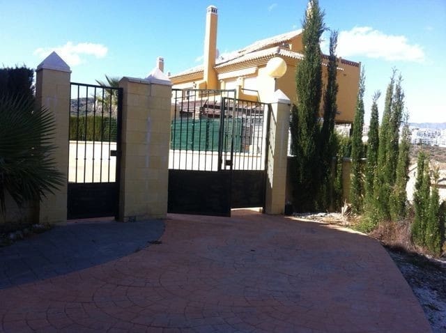 Maison de Ville de 3 chambres à louer à Riviera del Sol avec piscine garage - 2 000 € (Ref: 8947651)