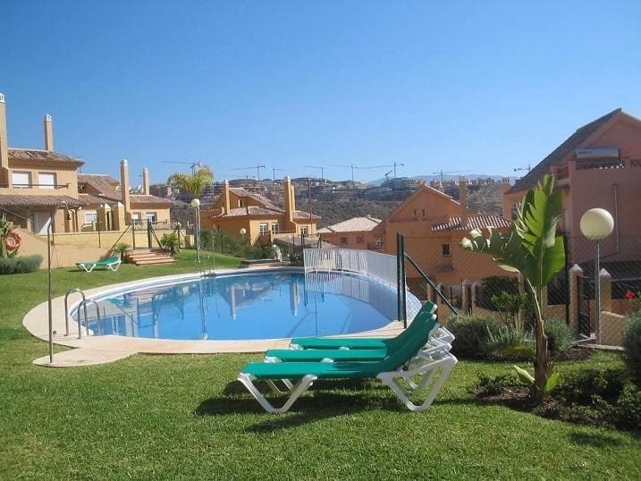 Maison de Ville de 3 chambres à louer à Riviera del Sol avec piscine garage - 2 000 € (Ref: 8947651)