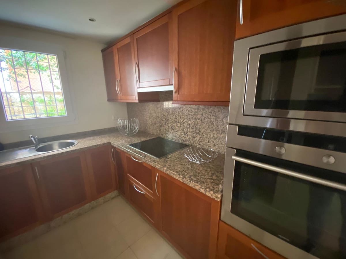 3 camera da letto Villetta Bifamiliare da affittare in Riviera del Sol con piscina garage - 2.000 € (Rif: 9397882)