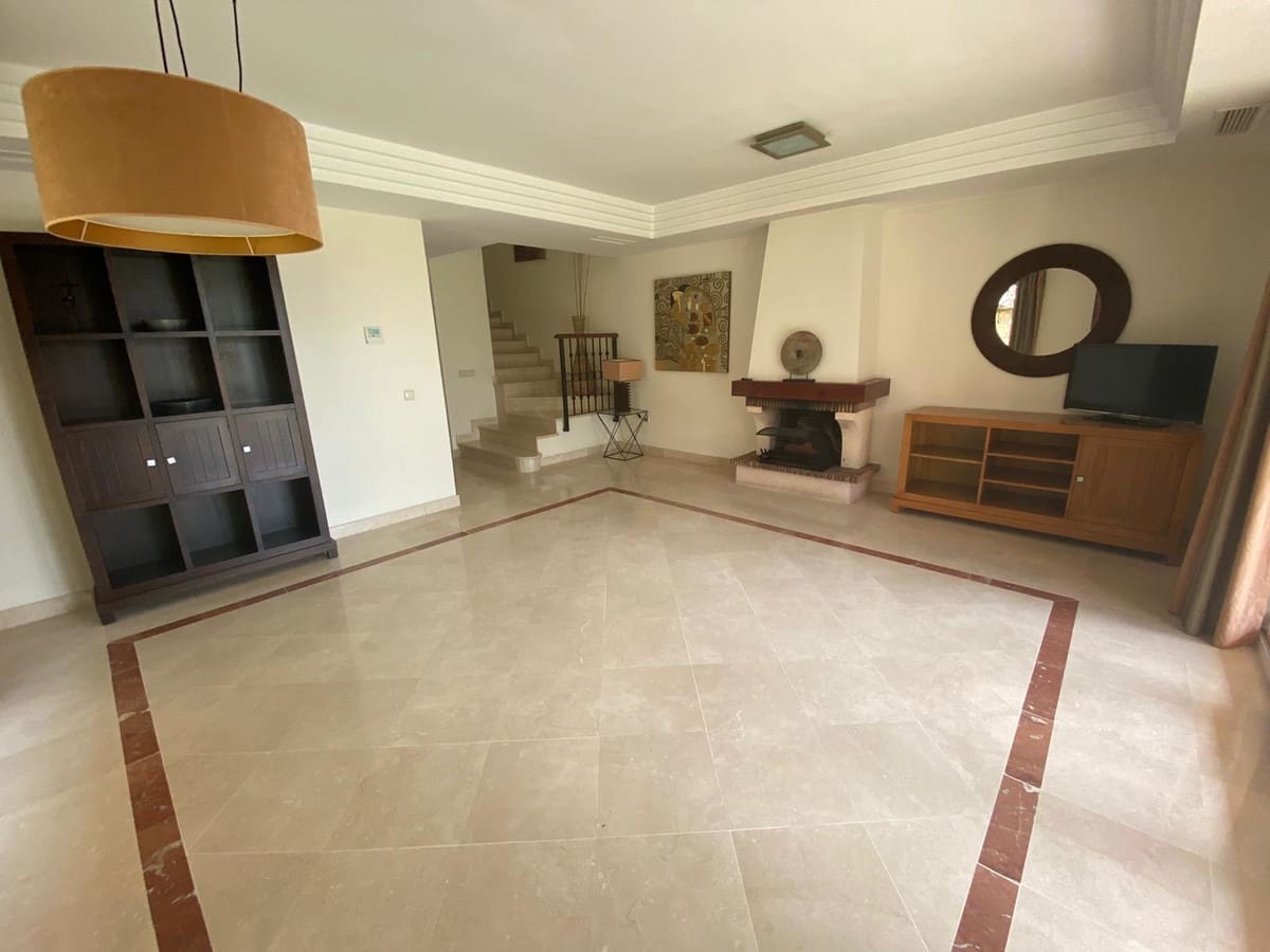 3 camera da letto Villetta Bifamiliare da affittare in Riviera del Sol con piscina garage - 2.000 € (Rif: 9397882)