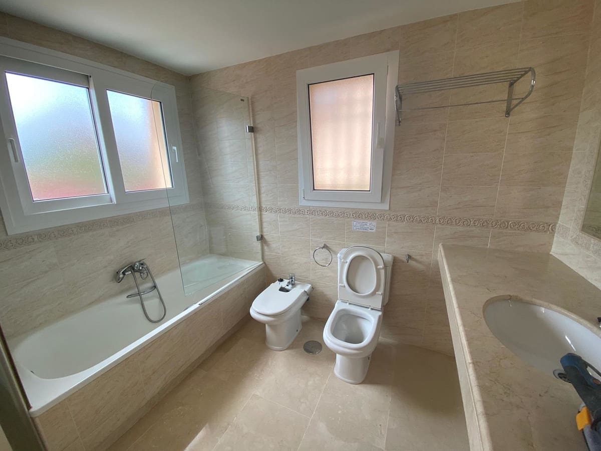 3 camera da letto Villetta Bifamiliare da affittare in Riviera del Sol con piscina garage - 2.000 € (Rif: 9397882)