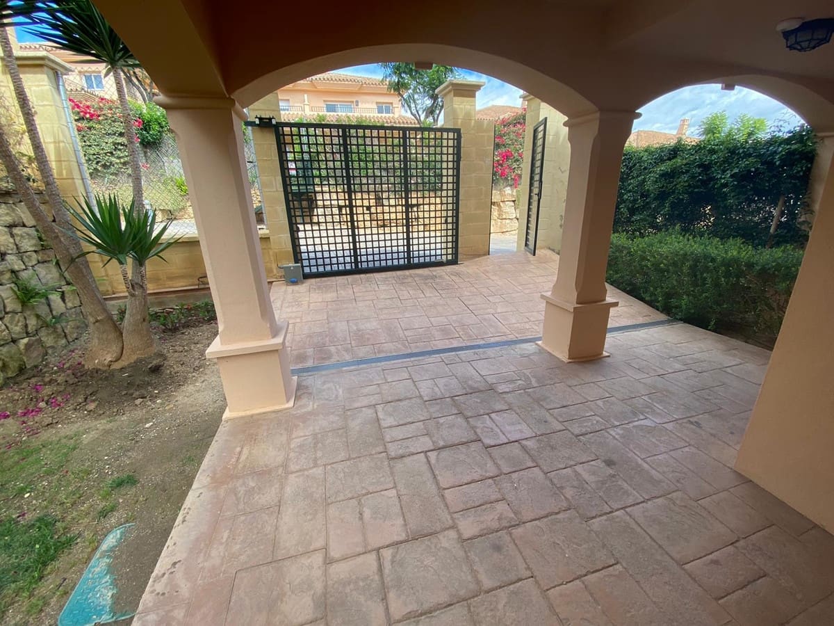 3 camera da letto Villetta Bifamiliare da affittare in Riviera del Sol con piscina garage - 2.000 € (Rif: 9397882)